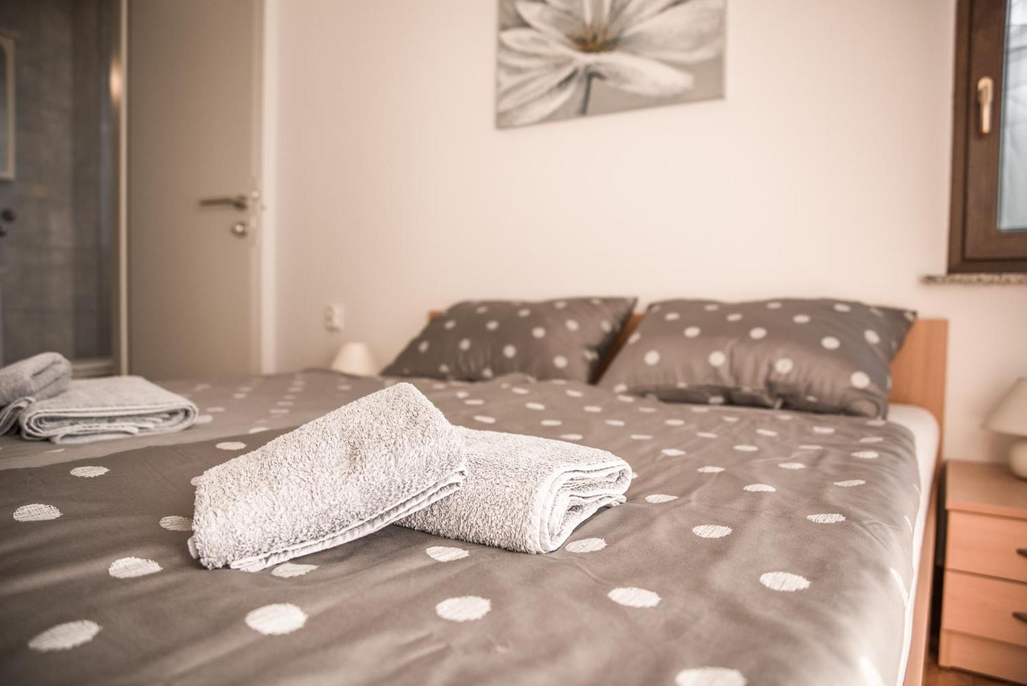 Apartments And Rooms By The Sea Vrsi - Mulo, Zadar - 5848 Bilik gambar