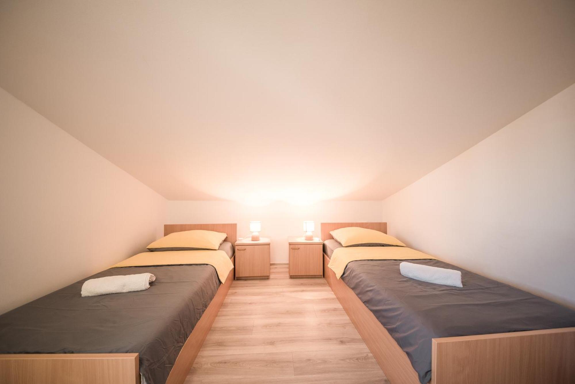 Apartments And Rooms By The Sea Vrsi - Mulo, Zadar - 5848 Bilik gambar